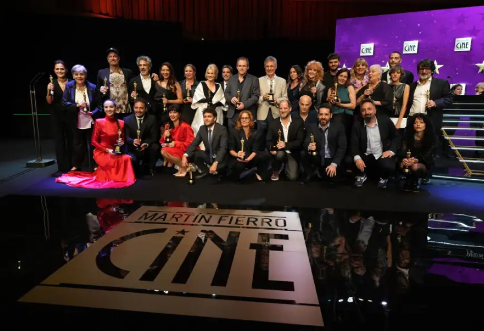 Equipo de K&S Films y elenco de El Eternauta posando en el escenario tras recibir el Martín Fierro de Oro en Series 2025.